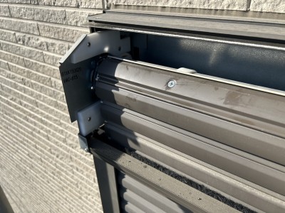 窓シャッター　吊元補修作業