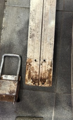 店舗　手動シャッター　中柱修理