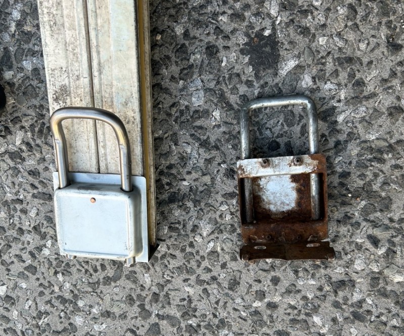 店舗　手動シャッター　中柱修理