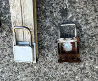 店舗　手動シャッター　中柱修理