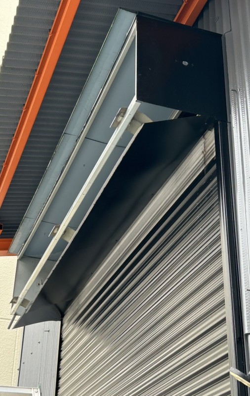 倉庫　手動シャッターの電動化工事