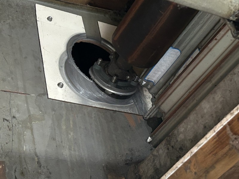 店舗　電動シャッター　ブラケット修理