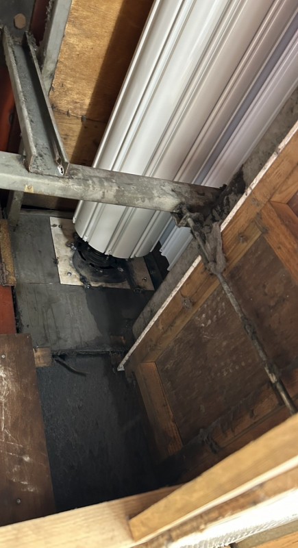 店舗　電動シャッター　ブラケット修理